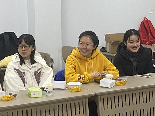 3、同学们与乔董事长热情互动_副本.jpg